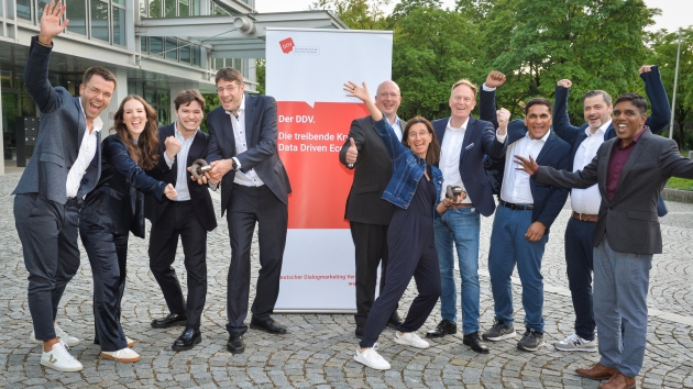 Eddi-Award geht an R+V Versicherung und Rohde & Schwarz - v.l.: Philipp Geusendam, Sina Katharina Bohn, Eldin Thomas, Ralph Langner (alle R+V Versicherung), Martin Nitsche (DDV), Christina Freiberger-Huber, Markus Nowatius, Kaylan Nallapaneni, Ullrich Mittermeier, Praveen Tunki (alle Rohde & Schwarz) freuen sich über die Auszeichnung mit dem Eddi-Award - Quelle: : Succus I Wirtschaftsforen
